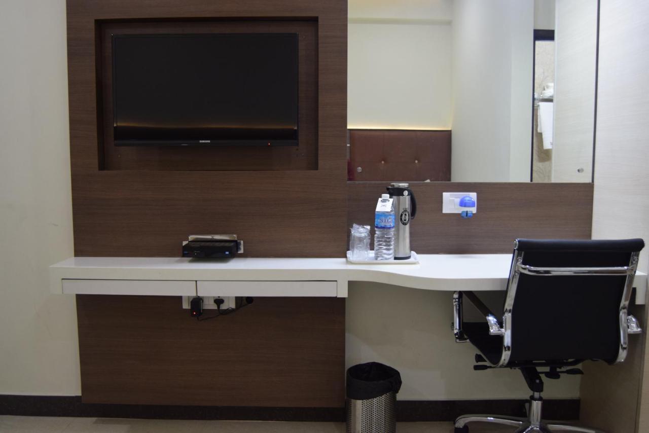 Thiviyam Airport Hotel Chennai Exteriör bild
