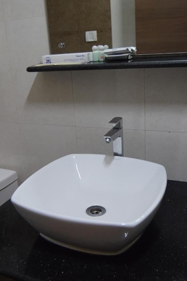 Thiviyam Airport Hotel Chennai Exteriör bild
